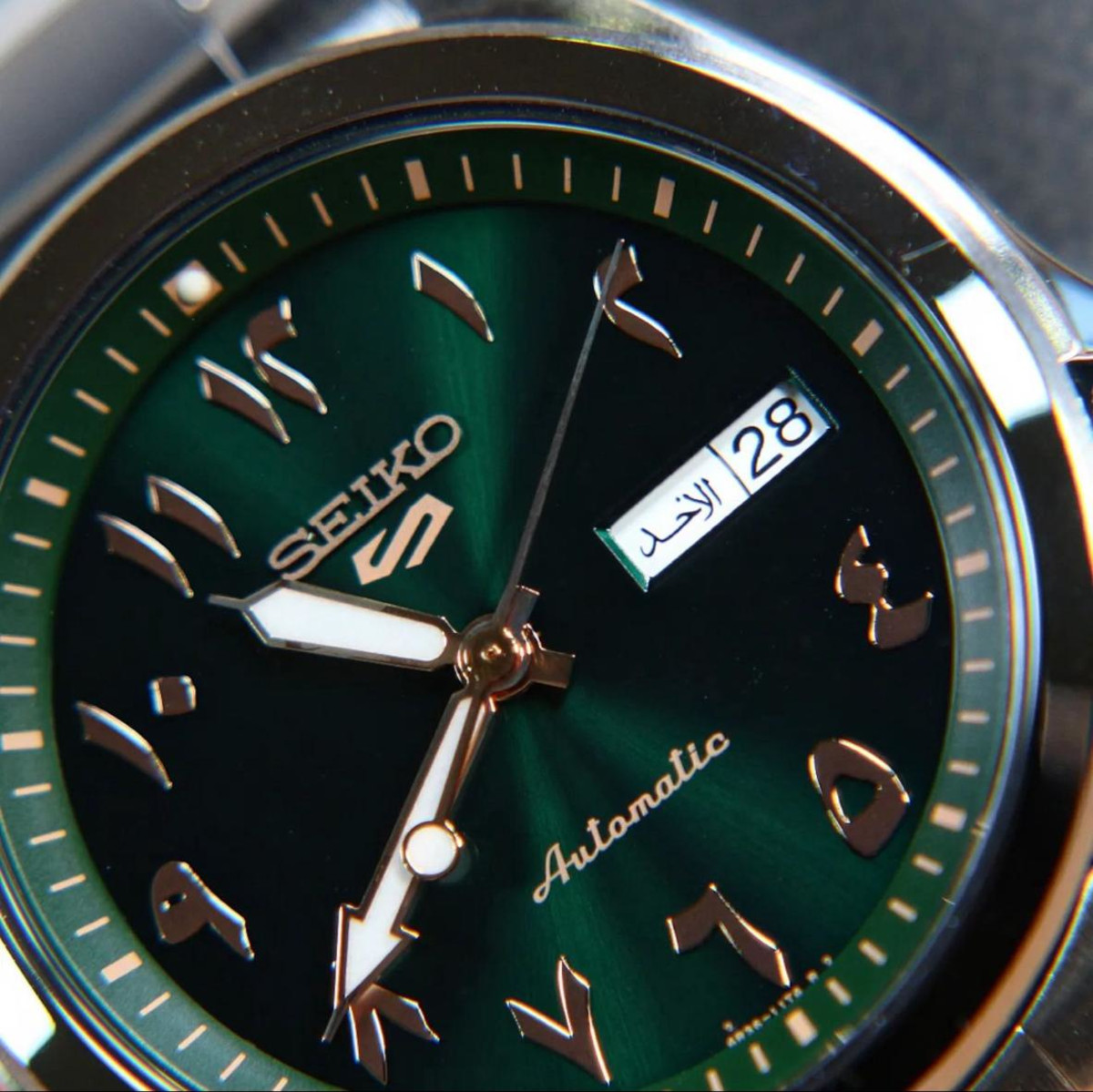 montre Seiko Arabic Dial Green