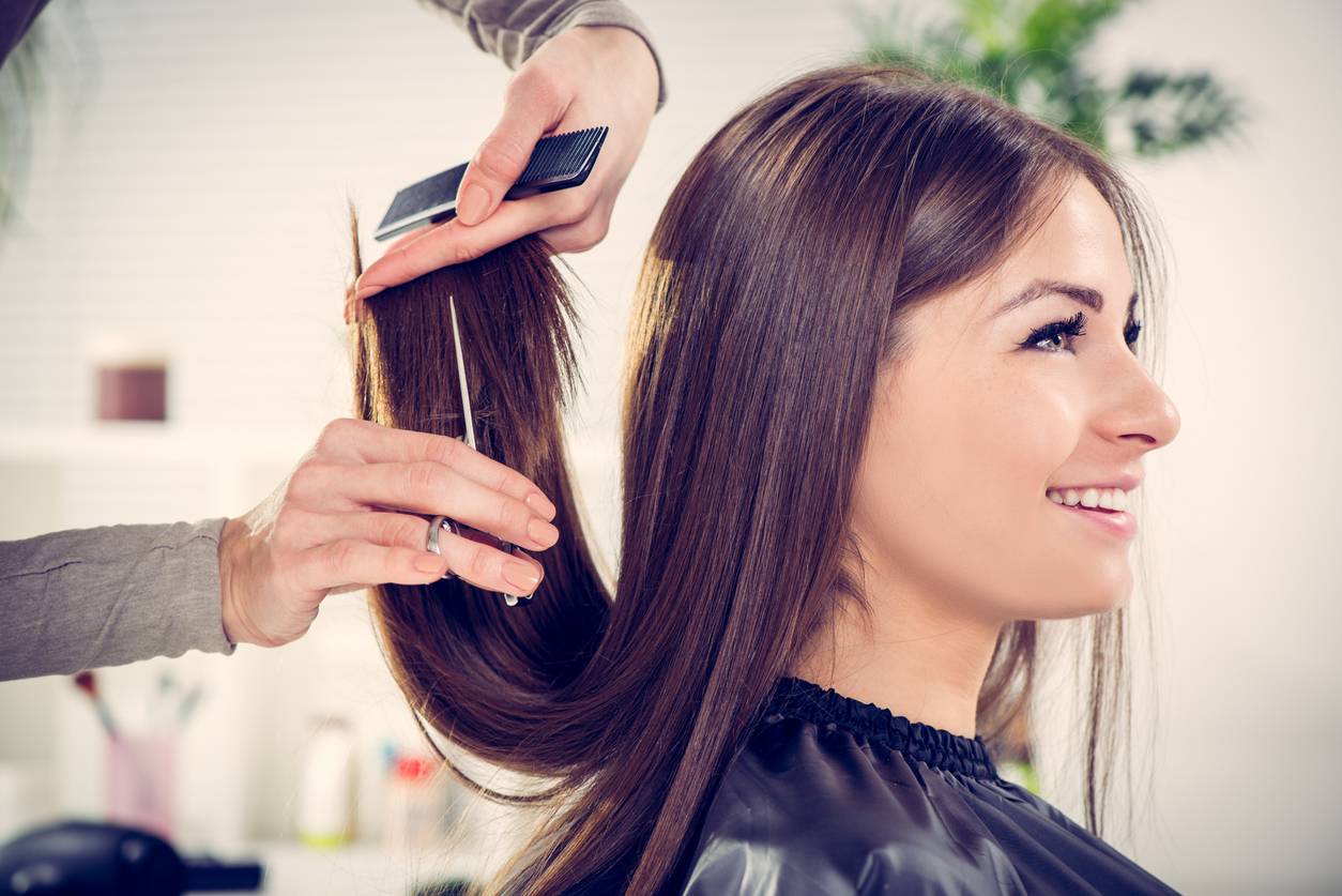 Coiffeur réalisant une coupe pour entretenir les cheveux longs coiffure chevelure soins 