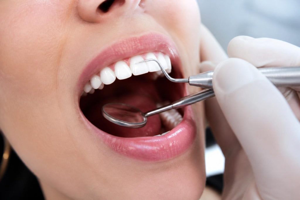 découvrez des méthodes efficaces et sûres pour enlever le tartre dentaire sans endommager l'émail de vos dents, pour un sourire sain et éclatant.