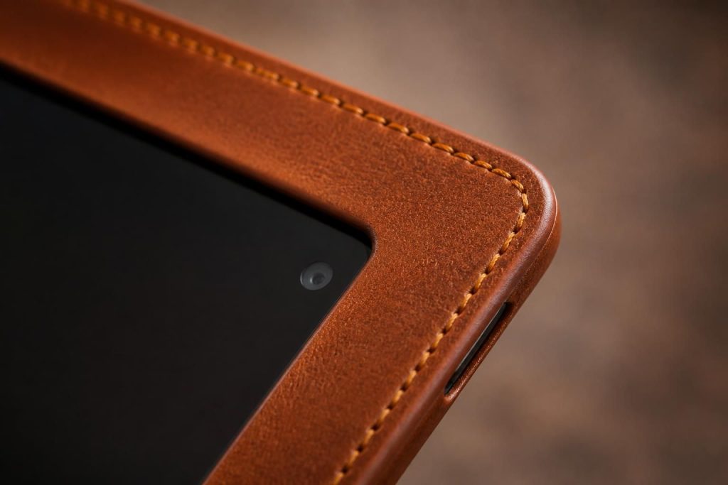 découvrez les détails minutieux de la couture sur cuir en macro, spécialement conçus pour la maroquinerie premium, illustrés sur ipad.